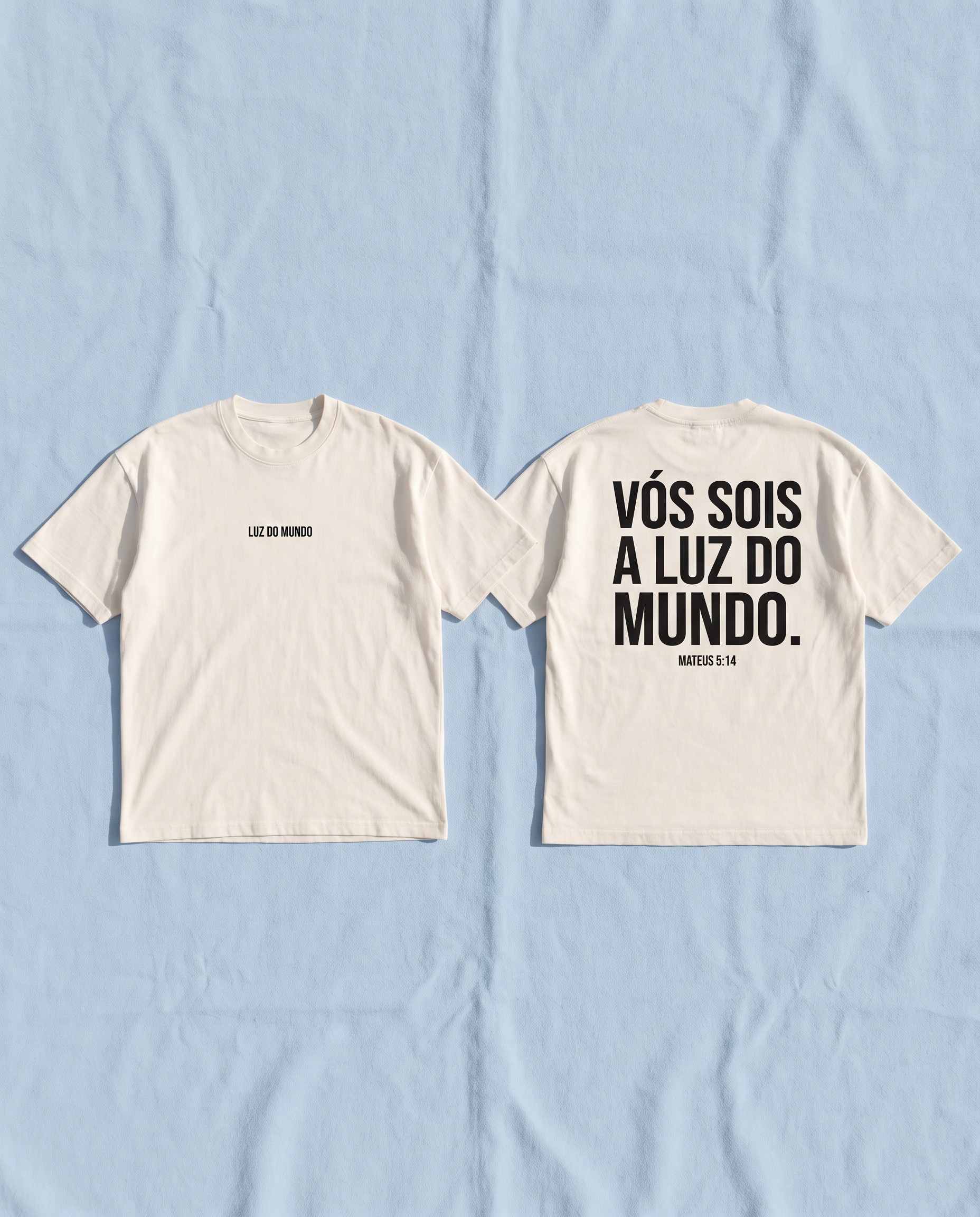 Camiseta oversized off-white: na frente, “Luz do mundo”; nas costas, o versículo de Mateus 5:14
